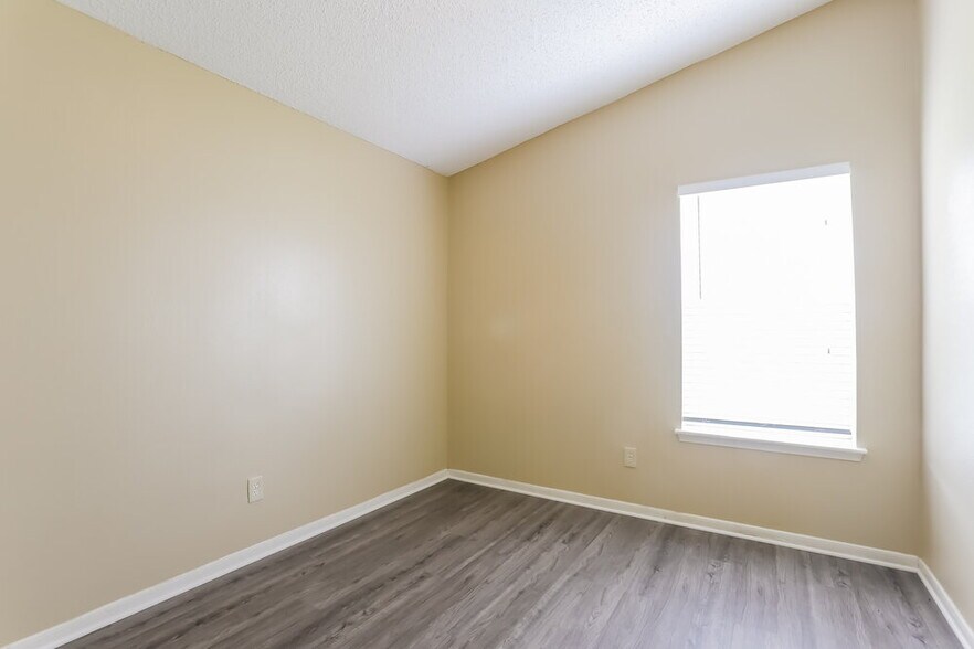 Building Photo - 7706 Ellis Dr
