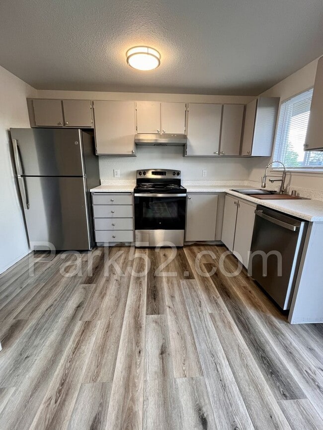 Building Photo - Remodeled 2 Bedroom 1 Bathroom Upper Level Apartment