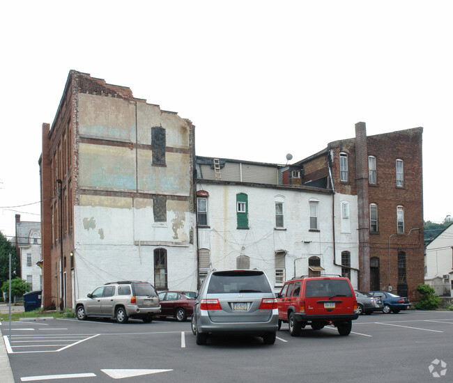 Building Photo - 301-307 W Spruce St