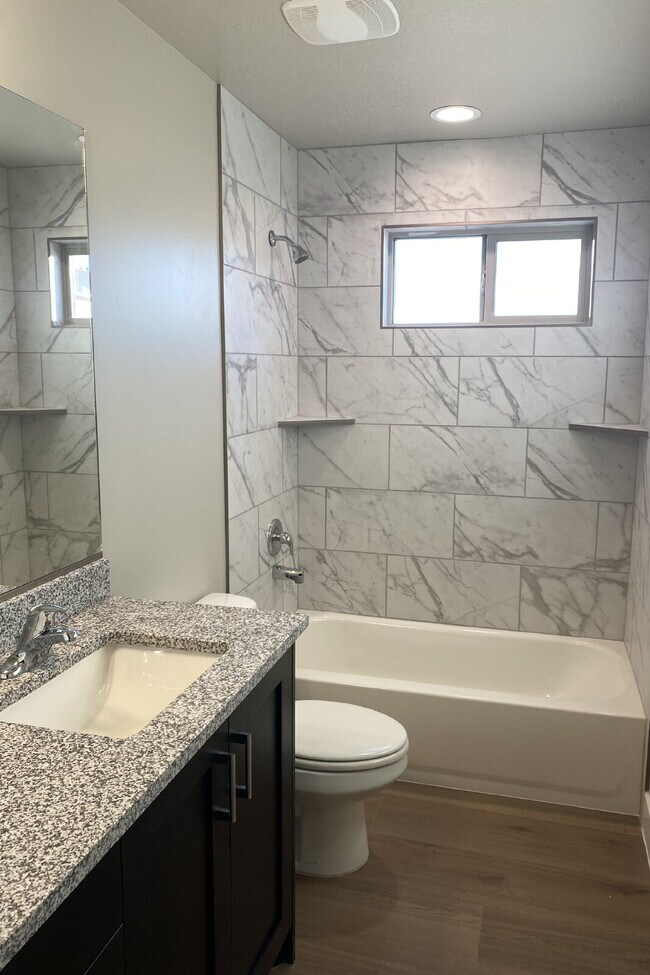 Building Photo - "Spacious 4-Bed Townhouse Oasis with 2.5 Baths in Scenic Hurricane, UT!"
