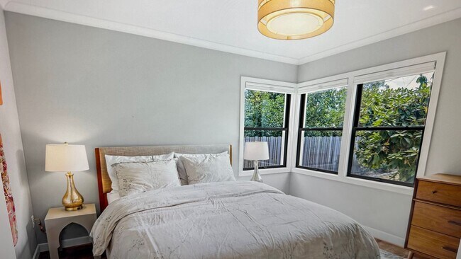 Building Photo - Stunning 3 bed/2bath remodeled home, with ...