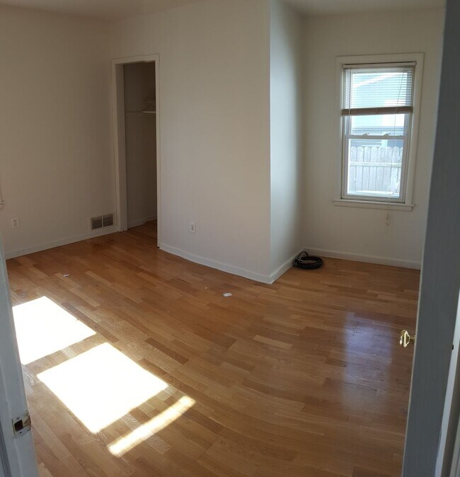 Building Photo - Spacious home in downtown Royal Oak!