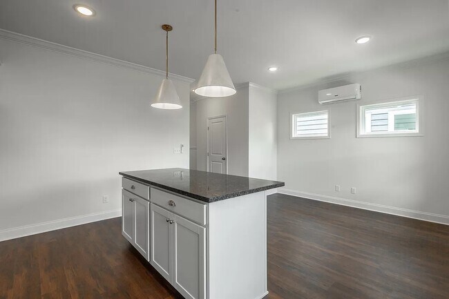 Building Photo - 5562 Stream Ln