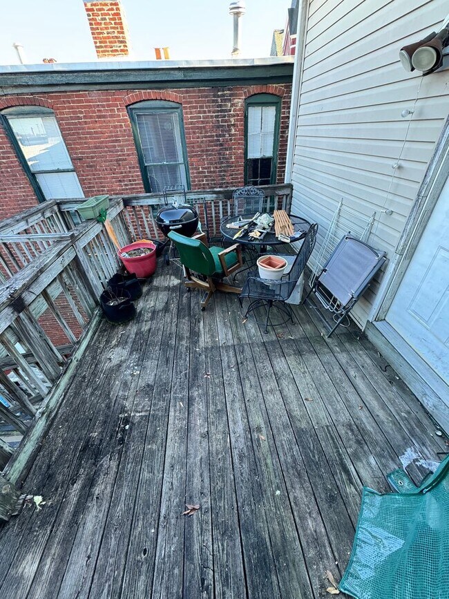 Building Photo - Spacious 3 bed 1 bath Near VCU, own laundry, deck, parking, porch