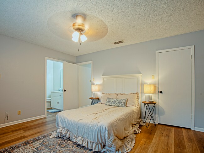 Building Photo - 2202 Aberdeen Dr