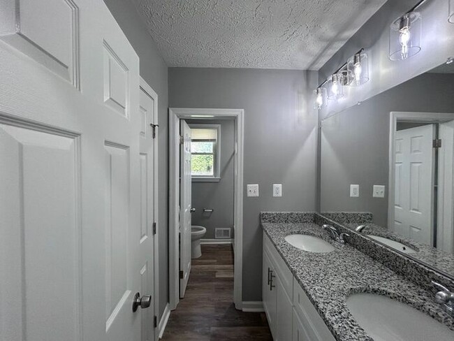 Building Photo - 4 Bedroom Single Family House
