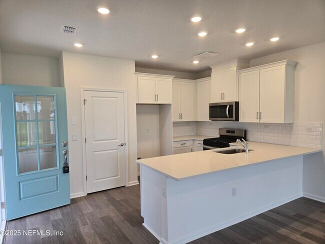 Building Photo - 207 Brandon Lks Dr