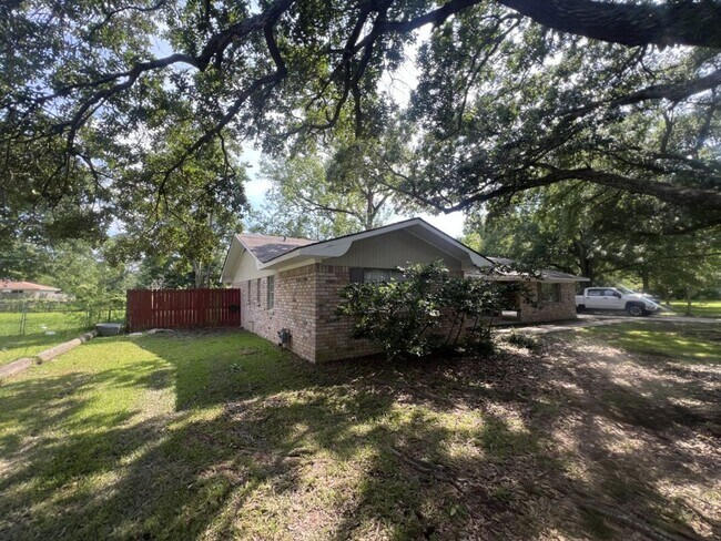 Building Photo - Charming 3 Bedroom Home in a Prime Zachary Location & School District!