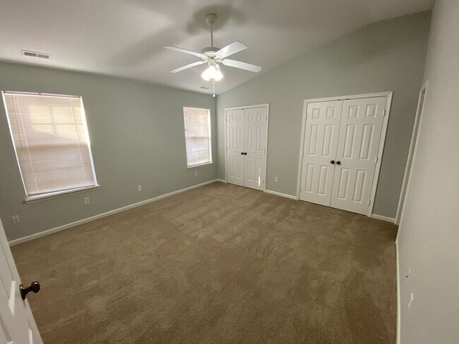 Building Photo - Great Location! 2 Bed 2 Bath 2 car garage.