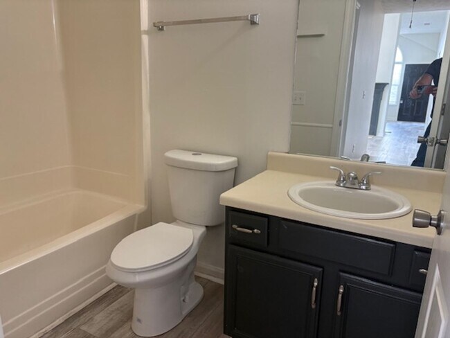 Building Photo - 203 Lake Forest Dr