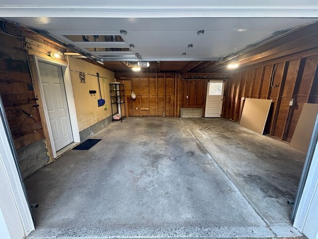 Building Photo - 4-bedroom, 2.5-bath home located on Poly.