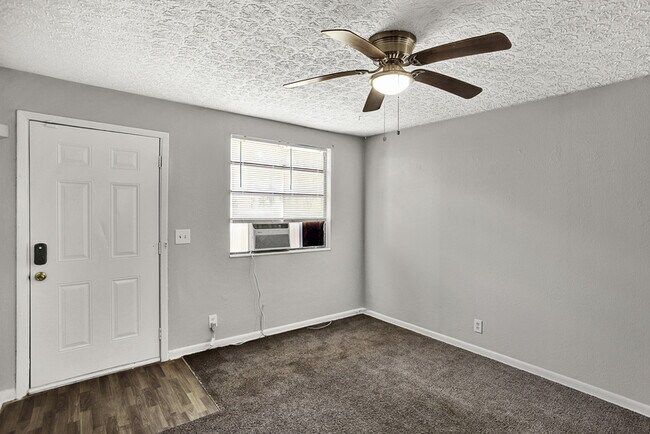 Building Photo - 5634 Astor Pl