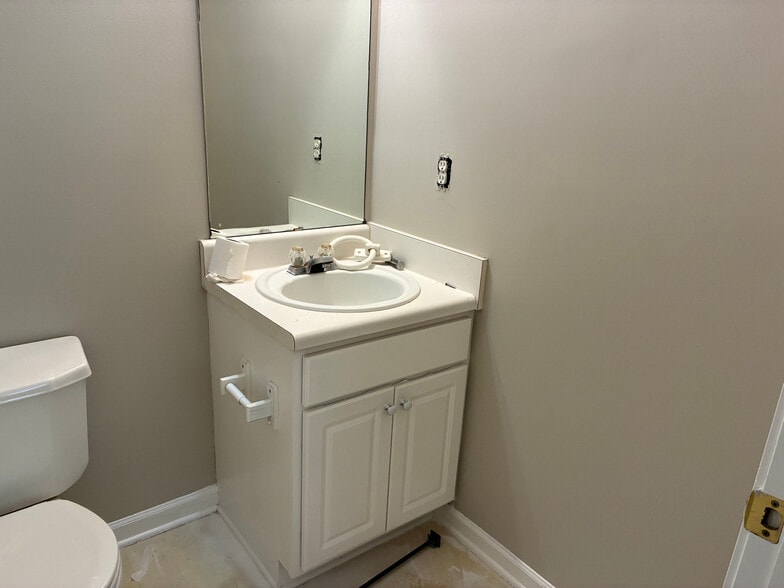 Building Photo - Room in House on Tara Bend