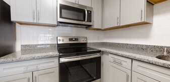 Building Photo - 16 Whites Ave