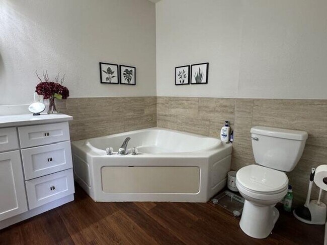 Building Photo - 1 Bedroom 1, 1/2 Bathroom fully renovated ...