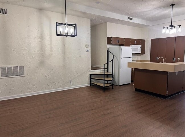 Building Photo - 5916 Lago Vista Way