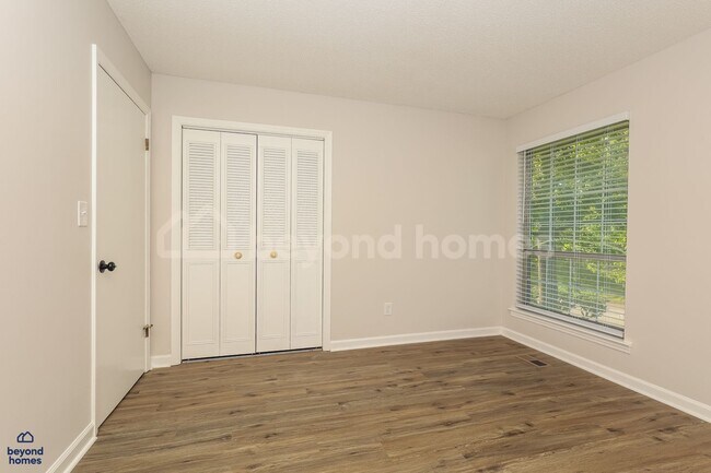 Building Photo - Freshly renovated 3 bedroom / 2 full bath home with 1,679 sq/ft of space!