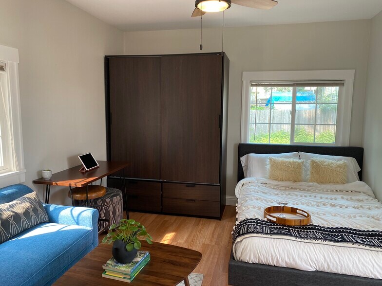 Studio 2 - 2445 Harrington Ave