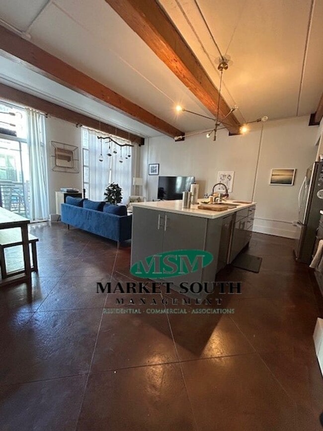 Building Photo - CONTEMPORARY STARLAND LOFT!