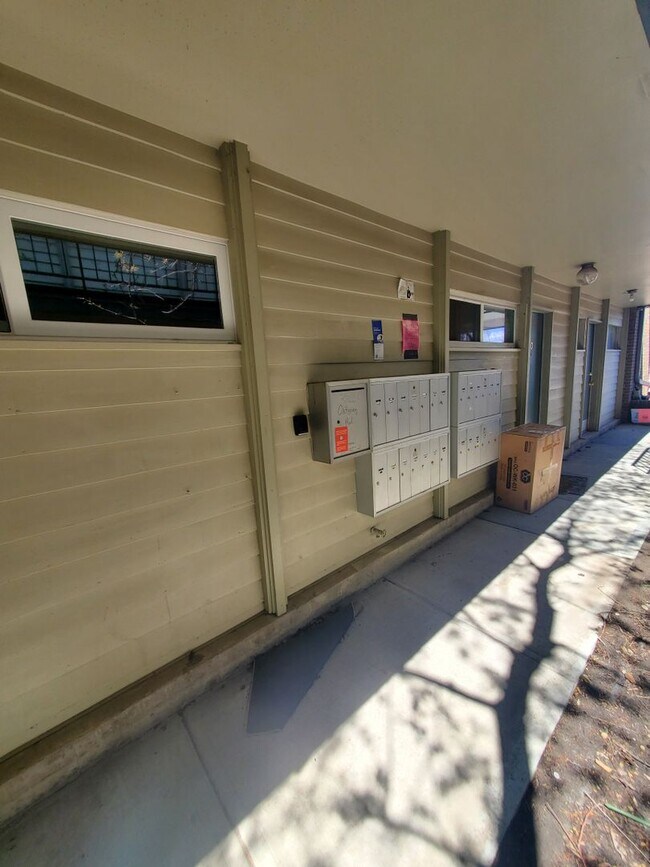 Building Photo - Large and Spacious One Bedroom Available i...