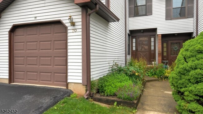 Primary Photo - 70 Bayberry Dr