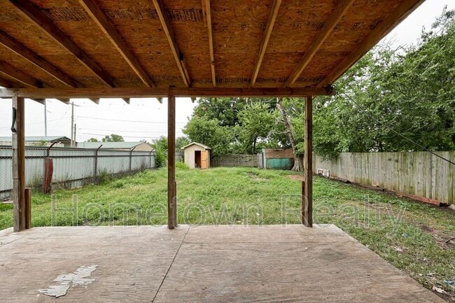 Building Photo - 306 N Hoff Ave