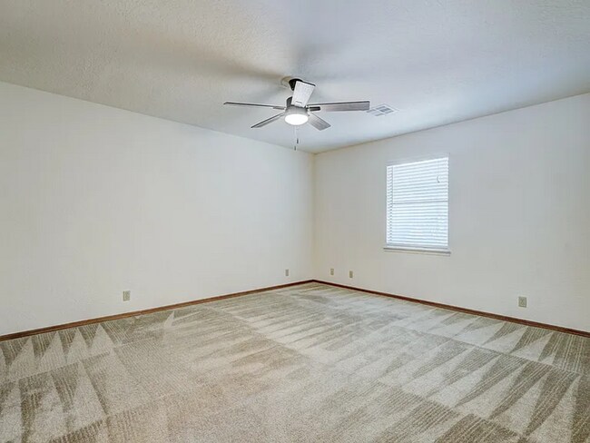 Building Photo - Beautiful 3bed/3bath Townhome Available in Westside Norman!!