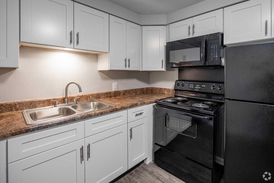 1BR, 1BA - 700SF - Kitchen - Roberts Park Apartments