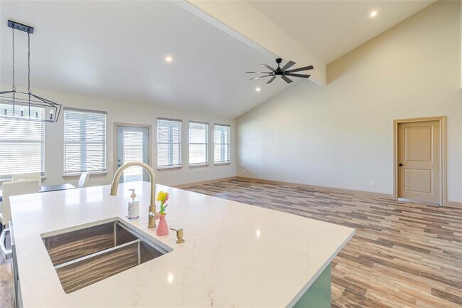 Building Photo - 303 Bob's Trail