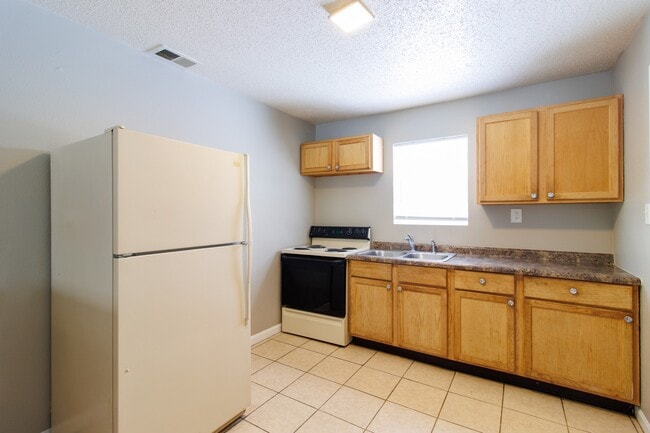 Building Photo - 6213 Commodore Dr