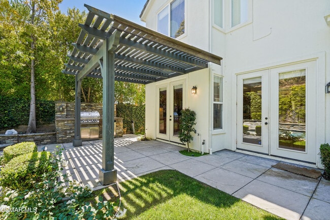 Building Photo - 6077 Mandeville Pl