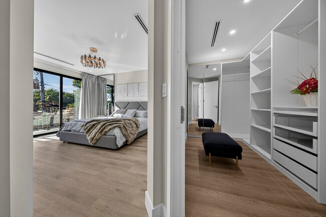 Building Photo - 1121 NE 17th Ave