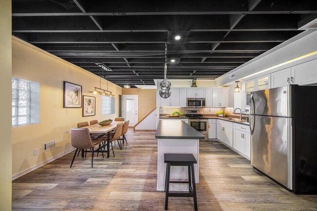 Building Photo - 5990 Plymouth Rd