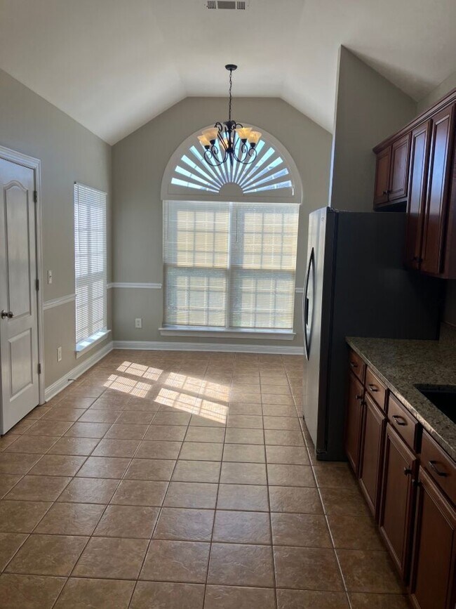 Building Photo - Spacious home in Brentwood