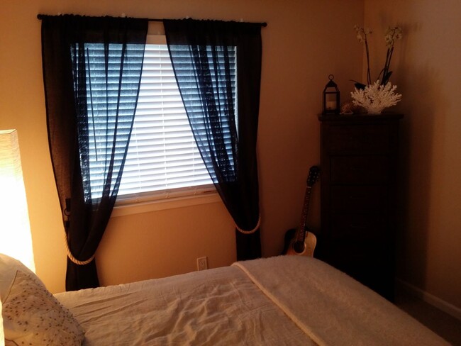 Building Photo - 3 Bedroom 1.5 bath in Covell Commons HOA i...