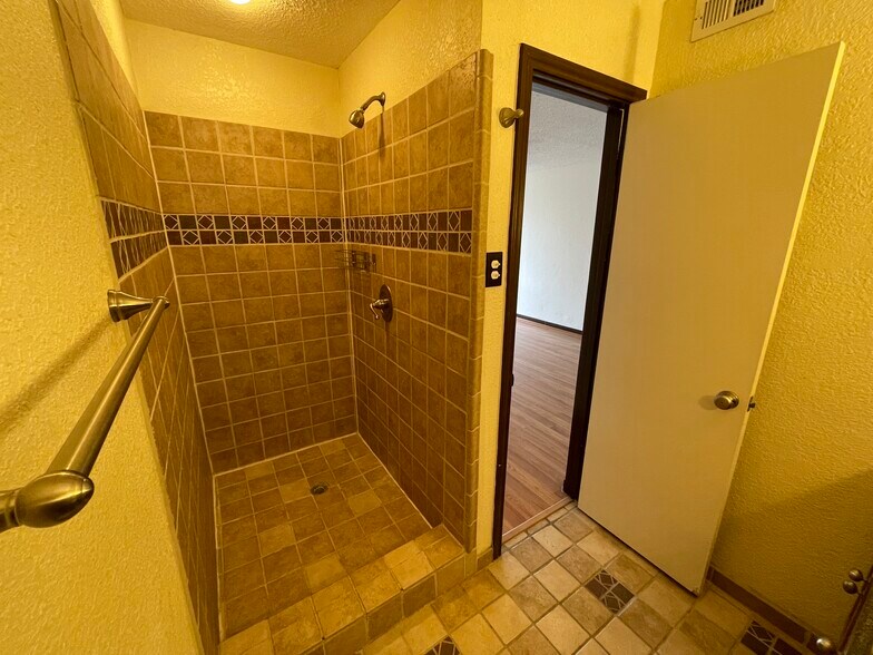 Building Photo - 5808 Sandhurst Ln