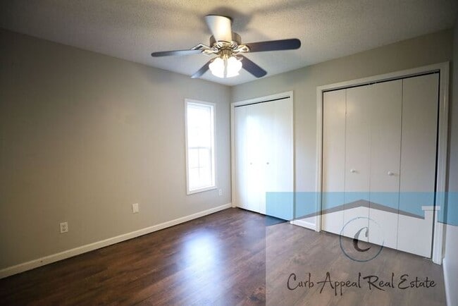 Building Photo - Beautifully renovated 4 bed / 2 bath duple...