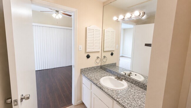 Building Photo - 3100 Walnut Bend Ln