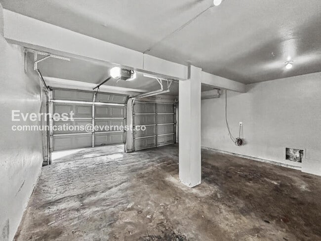 Building Photo - 3 Bed, 2.5 Bath Home with Fenced Yard & Garage / Pet-Friendly / Available Now!