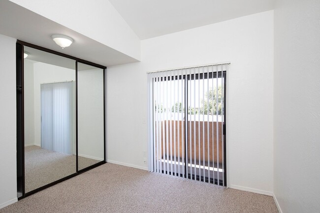 Building Photo - 2br/1.5ba Townhouse in North Park with Washer and Dryer, A/C, and Parking!