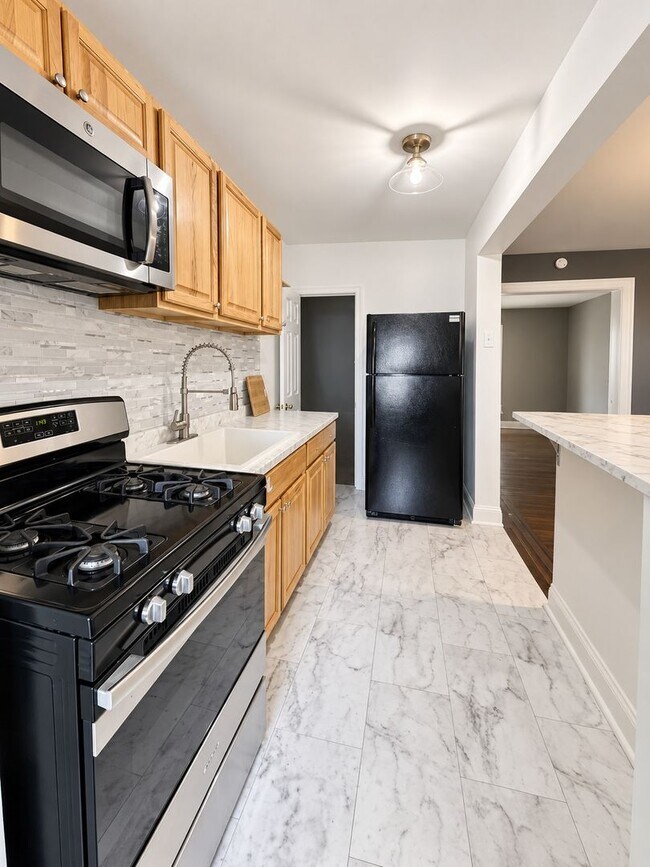 Building Photo - 6744 Linmore Ave