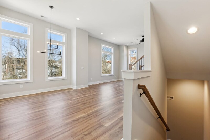 Building Photo - 107 E 9th St