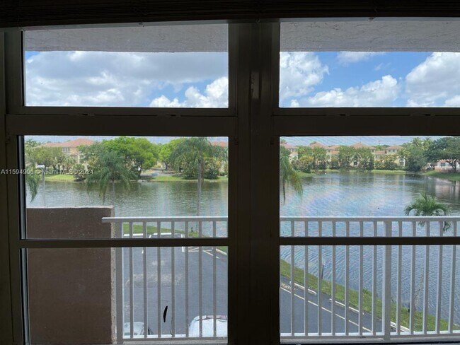 Building Photo - 250 Jacaranda Dr