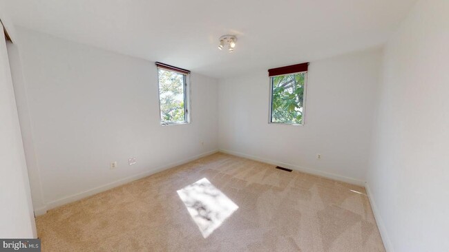 Building Photo - 213 E Raymond Ave