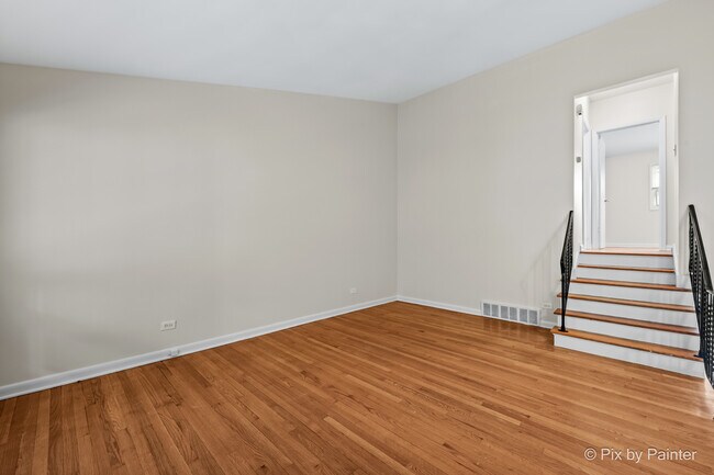 Building Photo - 327 E Lake St