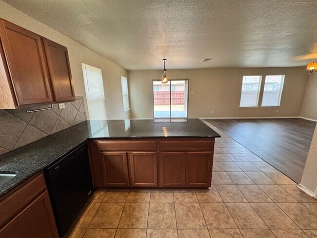 Building Photo - Ready for Move In! Spacious 4 bedroom 3 ba...