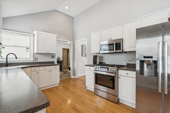 Building Photo - 825 Highview Terrace