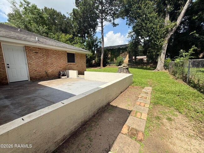 Building Photo - 204 Winsor Dr