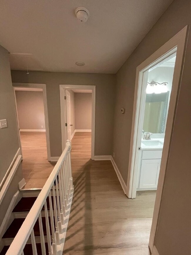 Building Photo - 3 Bedroom 3 bath