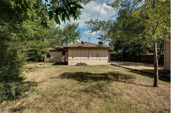 Building Photo - Comfy 4-Bed/3-Bath 3 blocks from A&M with all appliances, backyard, 5 min to grocery store